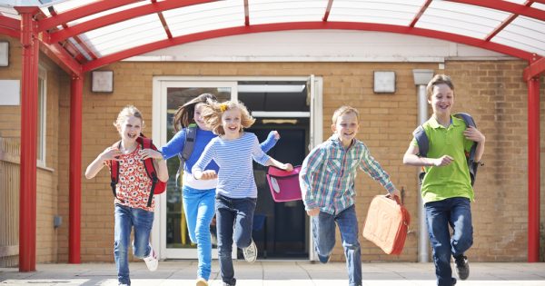 Trois mois de vacances, c'est trop long : la pétition des parents et la situation dans les autres pays