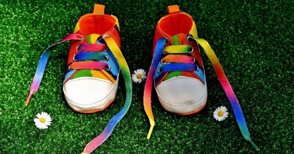 Apprendre à lacer ses chaussures : 3 idées de la méthode Montessori