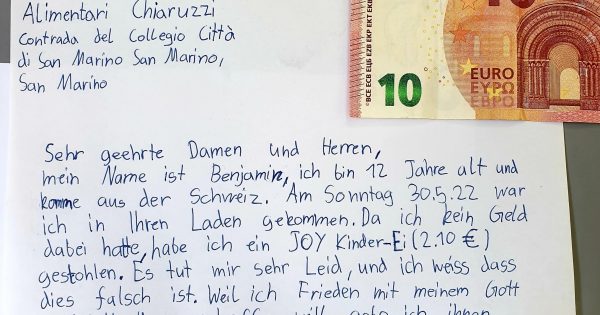Un enfant vole un œuf Kinder puis, repentant, envoie une lettre au commerçant.