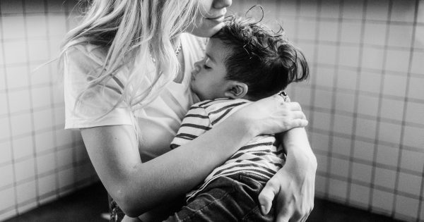 Un câlin pour éviter les crises de colère : la technique du "holding".