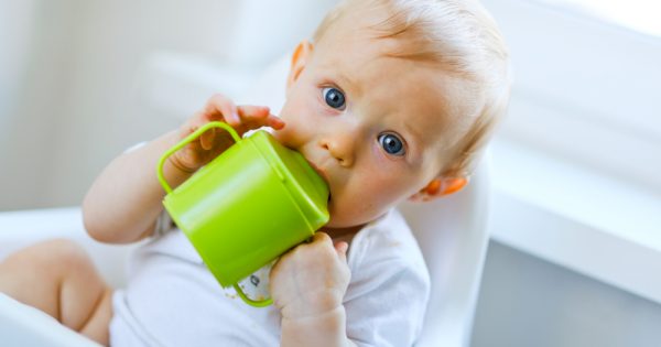 Adieu les biberons ! Conseils pour passer à la tasse