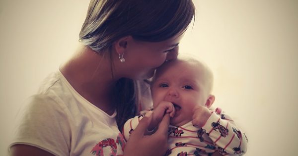 C'est pourquoi la plupart des femmes portent leur enfant sur le côté gauche.