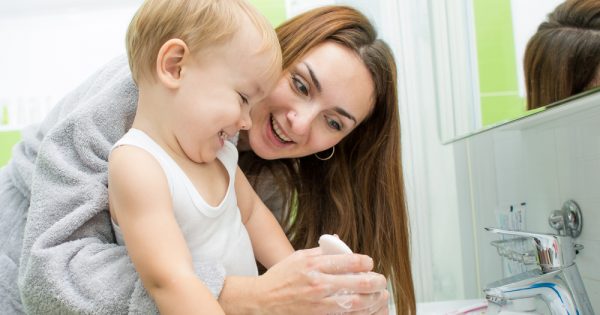 Comment apprendre aux jeunes et aux moins jeunes à ne pas gaspiller l'eau ?