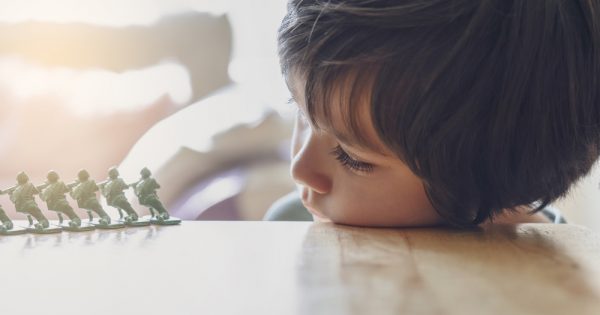 Comment expliquer la guerre aux enfants. Psychologue : " Ne comparez pas cela aux combats ".