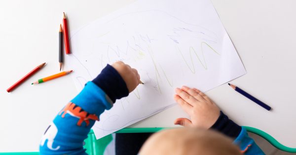 Déterminer si votre enfant est gaucher : quelques signes de bébé