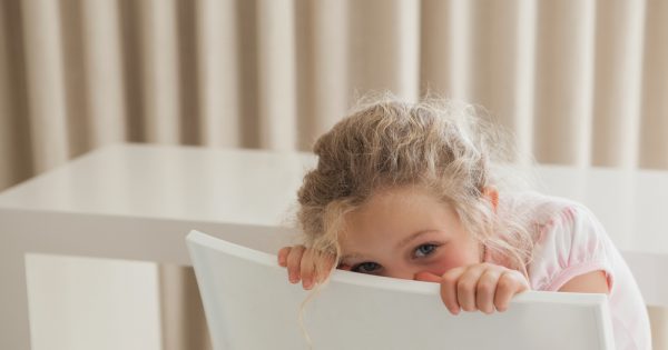Dire bonjour et merci : les raisons pour lesquelles les enfants ne le font pas