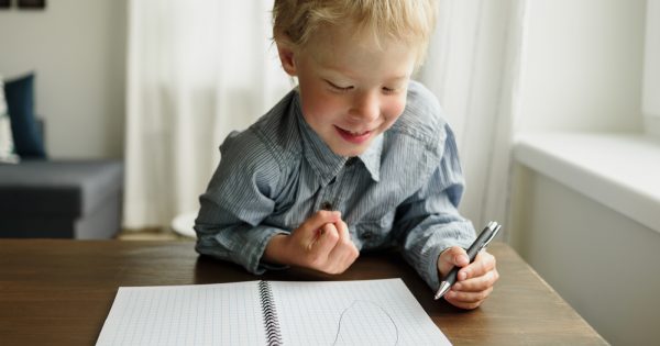 Enfants gauchers : tous les avantages d'être né ainsi !