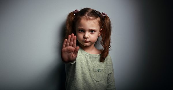 Enfants molestés : on enseigne la règle du quinconce