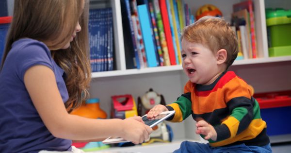 La régression du grand frère n'est pas seulement de la jalousie