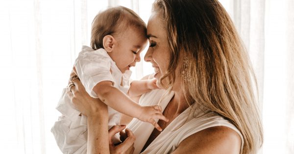 La voix de la mère stimule le cerveau des enfants
