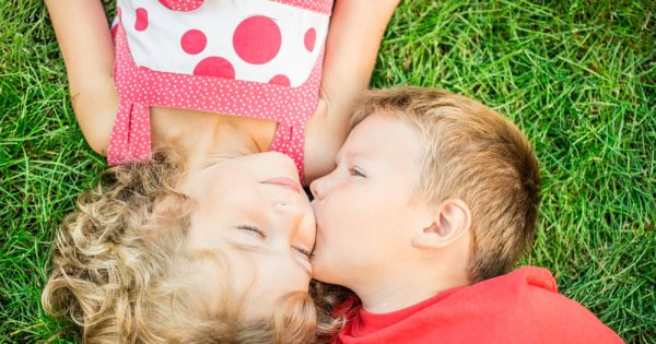 L'empathie mutuelle entre frères et sœurs d'âges différents est saine.