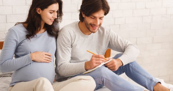 Les bébés et le choix d'un nom : un scientifique explique comment cela se passe