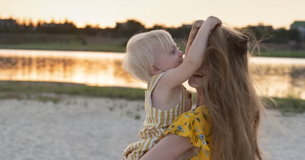 Les cheveux de maman, quelle passion ! Voici pourquoi c'est bon pour le bébé.