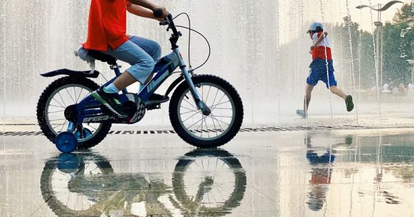 Les enfants à vélo : comment laisser les roues d'entraînement !