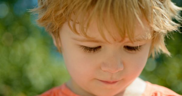 Les enfants qui parlent peu : comprendre s'il y a un problème et ce qu'il faut faire
