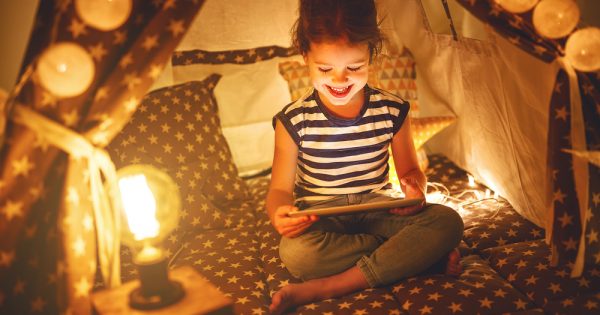 Les tentes, chalets et abris rendent l'enfant plus indépendant : voici pourquoi