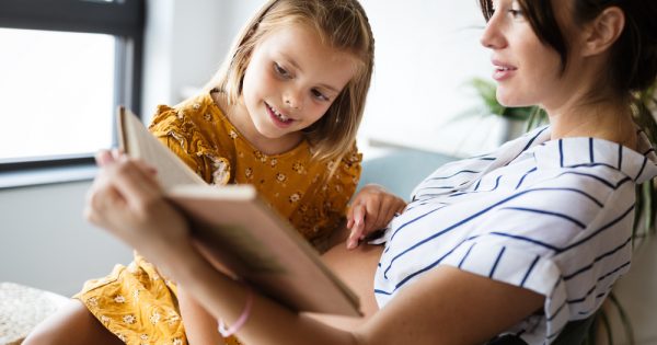 L’importance de la lecture à haute voix, pour nos petits et grands lecteurs. L'importance de la lecture à haute voix, pour nos petits et grands lecteurs.