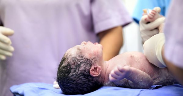 Mères insultées et maltraitées : la violence obstétricale en Italie