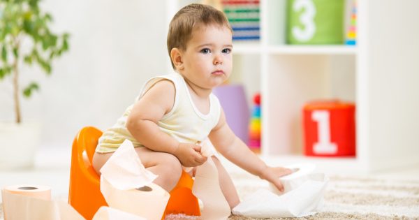 Quand les bébés tiennent leur caca : voici pourquoi et comment se comporter