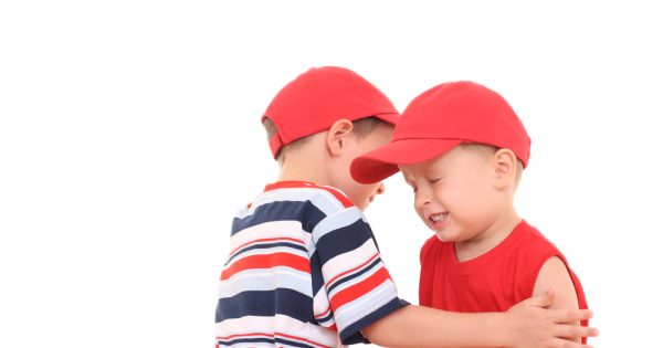 Que faire si votre enfant frappe son petit frère : voici pourquoi il le fait et comment le faire cesser