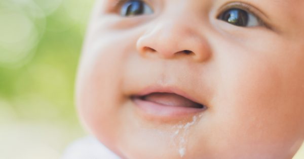 Régurgitation du nourrisson : quelles en sont les causes ?