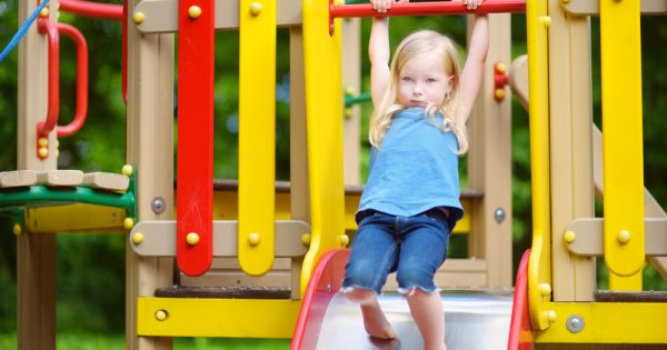 Un enfant se blesse sur le toboggan, son père le répare