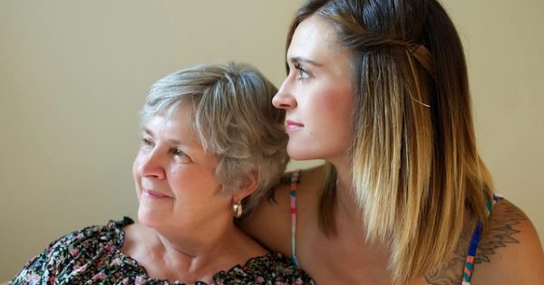 Une étude américaine révèle que parler au téléphone avec sa mère permet de lutter contre la tristesse.