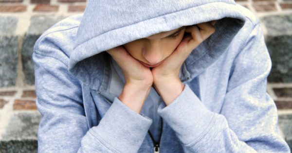 Une mère découvre le vandalisme de son fils sur les réseaux sociaux et l'emmène en auto-déportation.