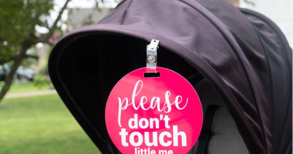 Interdiction de toucher, le signe qui éloigne les parents envahissants Interdiction de toucher, le signe qui éloigne les parents envahissants