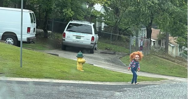 Alabama : un enfant de 5 ans terrorise son voisinage déguisé en poupée tueuse Alabama : un enfant de 5 ans terrorise son voisinage déguisé en poupée tueuse