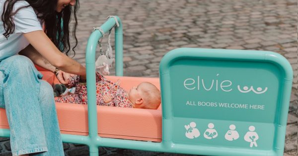 Allaitement en public : un banc spécial contre les préjugés arrive en Belgique