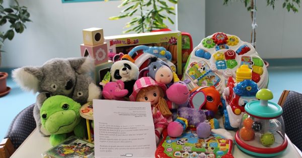 Après son hospitalisation, Cecilia fait don de ses jouets aux autres enfants de l'hôpital.