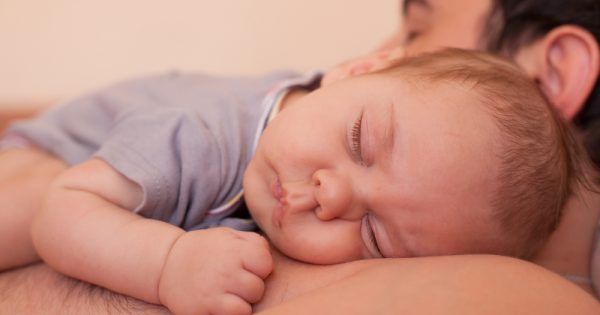 Berceuses avec papa : le rôle des pères dans le sommeil des enfants
