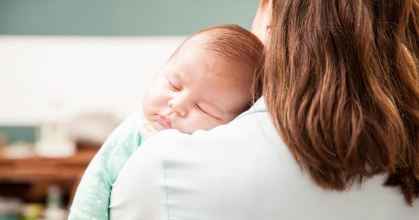 Bruits blancs et bruits roses : comment ils aident les bébés à dormir