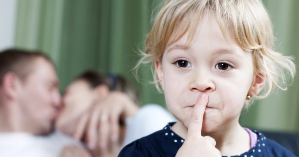 Câlins entre papa et maman : que faire si mon fils est jaloux de son père ? Câlins entre papa et maman : que faire si un enfant est jaloux ?