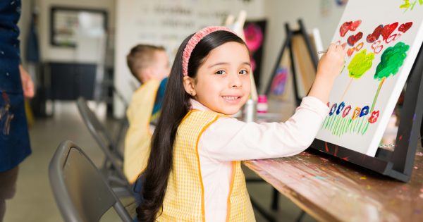 Des tabliers jaunes arrivent dans une école toscane pour promouvoir l'égalité des sexes
