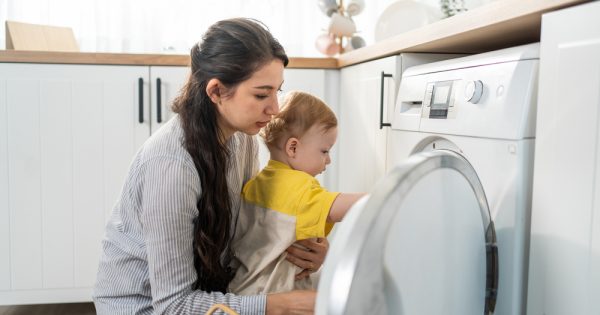 Écart de rémunération entre les hommes et les femmes : les mères qui travaillent s'occupent davantage du foyer même si elles gagnent davantage