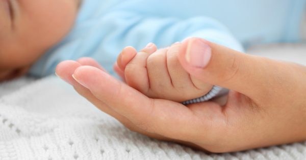 Embrasser les petites mains des bébés ? Mieux vaut ne pas
