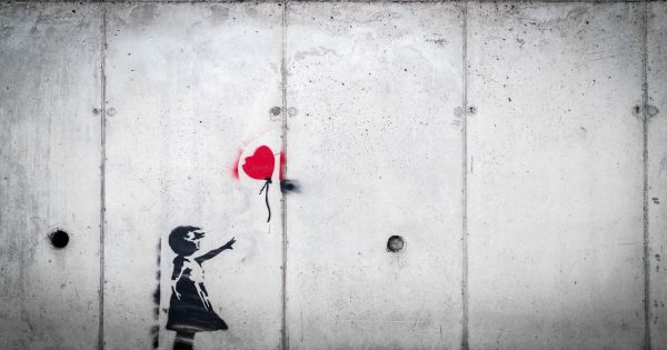 Enfance-adultude : quand les enfants grandissent trop vite