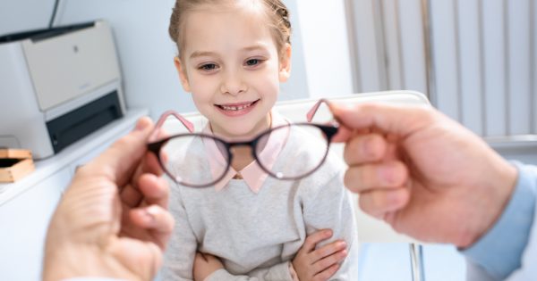 Faire accepter les lunettes à votre enfant : quelques conseils