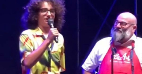 Je suis autiste et fier de l’être » : message du fils d’Elio lors du concert de son père. Je suis autiste et fier de l'être" : message du fils d'Elio lors du concert de son père.