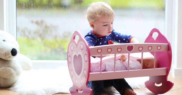 Jouer avec des poupées : un avantage pour les enfants