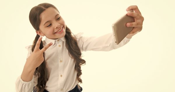 Les bébés stars du web : les risques pour les enfants