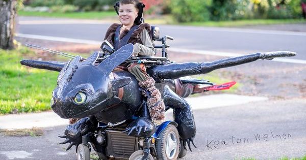 Les costumes d'Halloween magiques d'un père pour ses enfants en fauteuil roulant