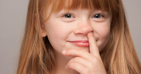 Les doigts dans le nez : comment se débarrasser de cette habitude selon un psychiatre