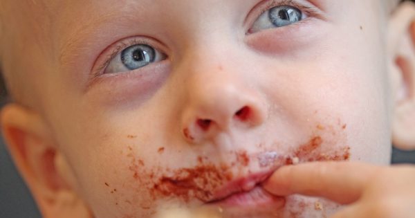 Les enfants et la relation émotionnelle avec la nourriture : l'importance de l'environnement familial