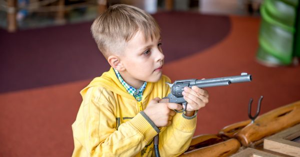 Les enfants et le jeu de tir : principes éducatifs et fausses croyances