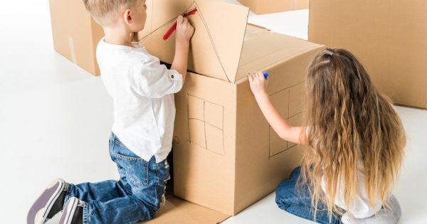 Les enfants et l'imagination : pourquoi ils préfèrent une boîte aux jouets