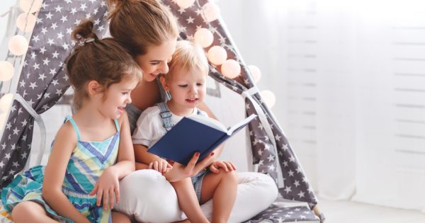 Lire ensemble aide les enfants et les parents à être plus calmes