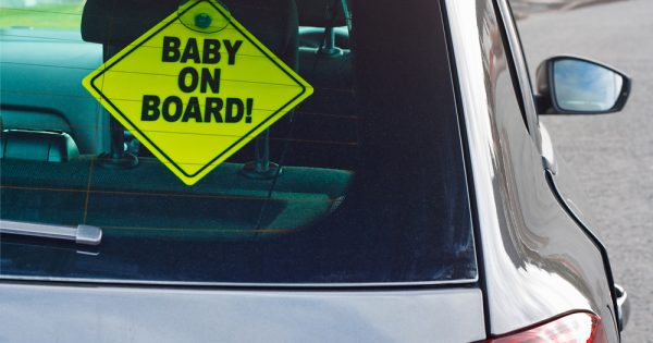 Malentendu entre papa et maman : ils partent en vacances mais le fils reste seul dans la rue. Malentendu entre papa et maman : ils partent en vacances mais le fils reste seul dans la rue.